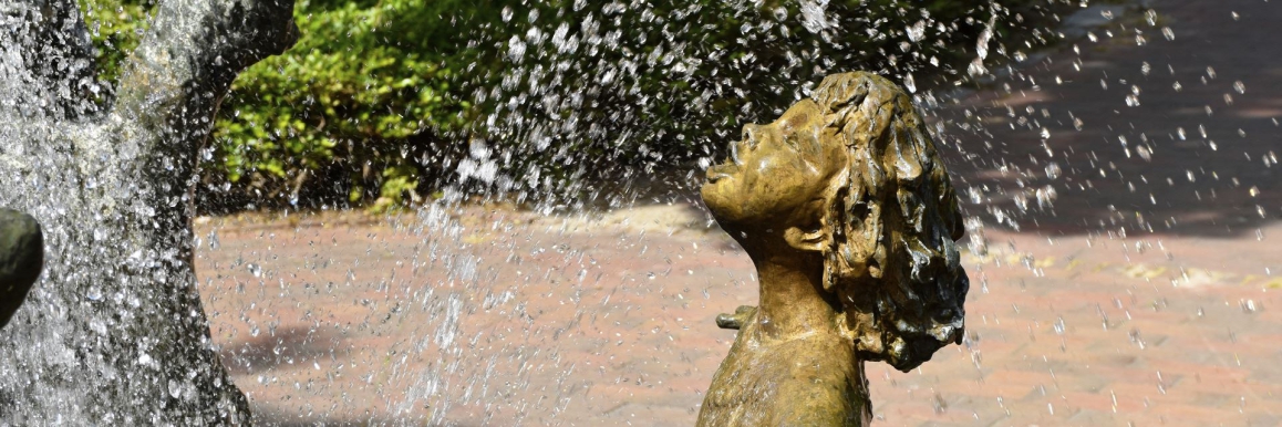 Kind am Wasser